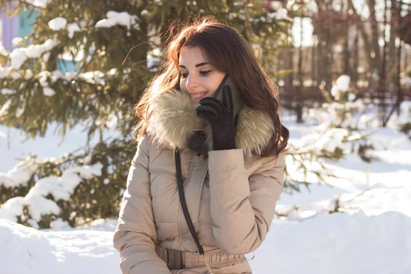 Jonge schoonheid vrouw plezier in winter park — Stockfoto