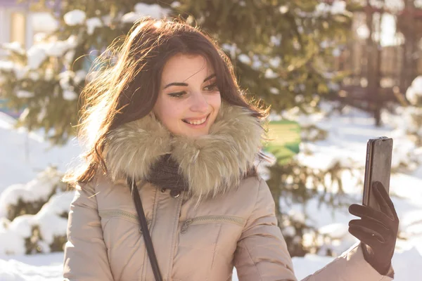 Mujer belleza joven divirtiéndose en el parque de invierno —  Fotos de Stock