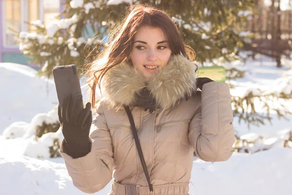 Jovem mulher beleza se divertindo no parque de inverno — Fotografia de Stock