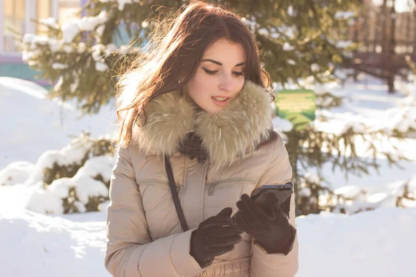 Having fun kış parkta genç güzellik kadın