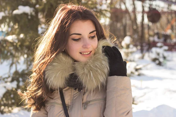 Having fun kış parkta genç güzellik kadın