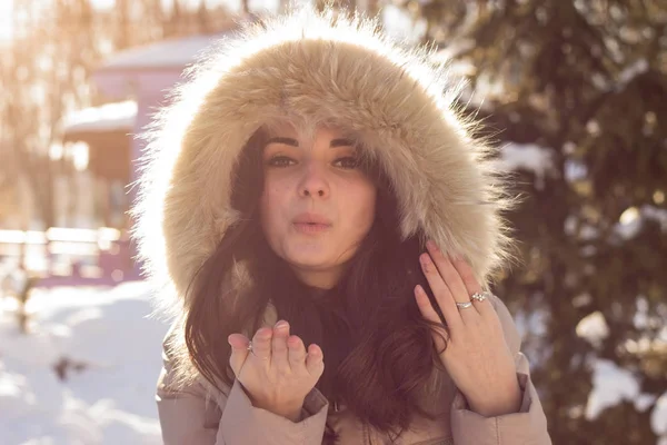 Mujer belleza joven divirtiéndose en el parque de invierno — Foto de Stock