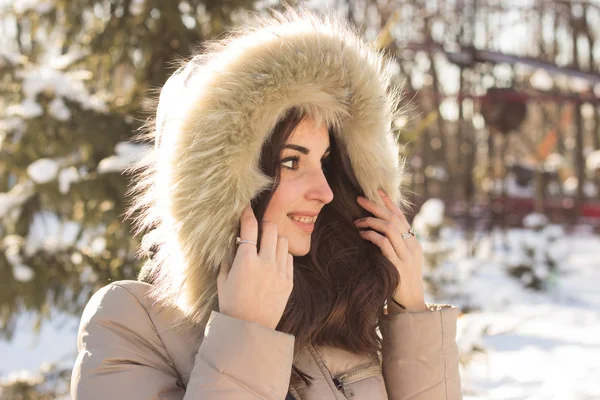 Jovem mulher beleza se divertindo no parque de inverno — Fotografia de Stock