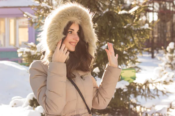 Mladá kráska žena baví v destinaci winter park — Stock fotografie