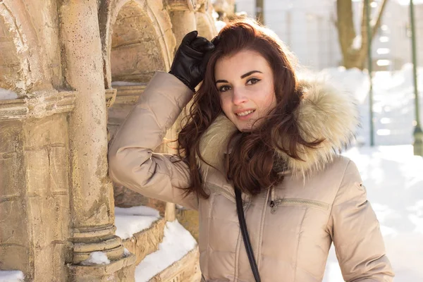 Νεαρά ομορφιά γυναίκα διασκέδαση στο χειμερινό πάρκο — Φωτογραφία Αρχείου