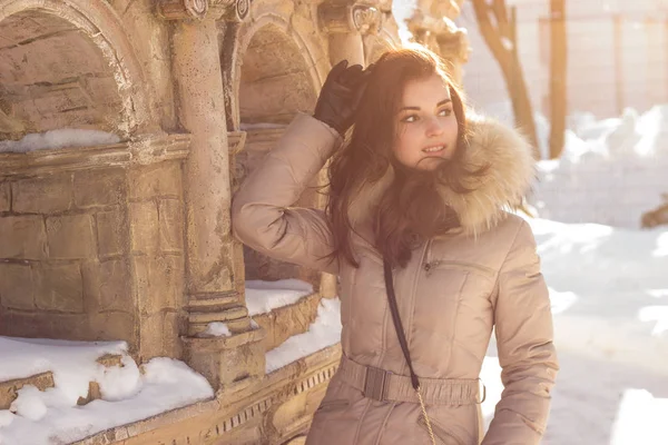 Giovane donna di bellezza divertirsi nel parco invernale — Foto Stock