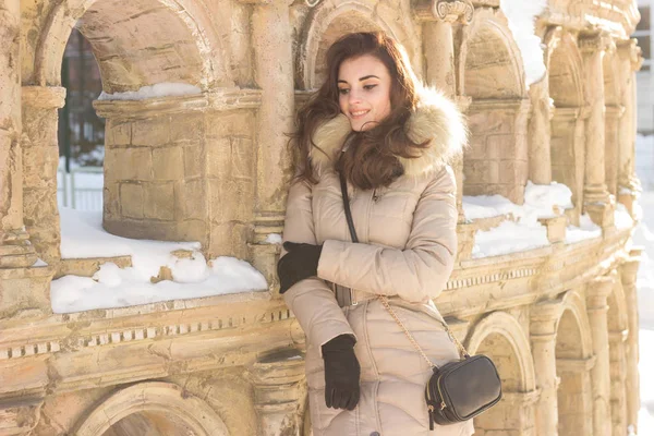 Giovane donna di bellezza divertirsi nel parco invernale — Foto Stock