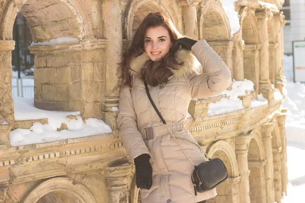 Junge Schönheitskönigin hat Spaß im Winterpark — Stockfoto