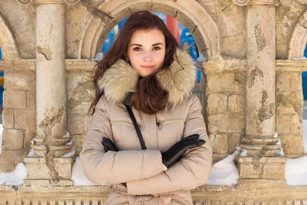 Młoda piękna kobieta, zabawy w parku zimowym — Zdjęcie stockowe