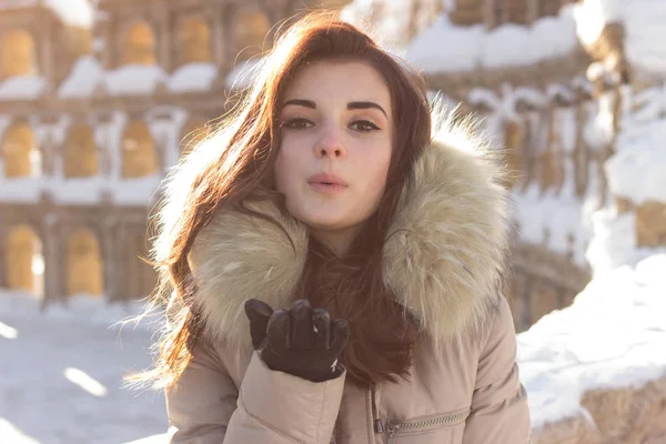 Jeune femme de beauté s'amuser dans le parc d'hiver — Photo
