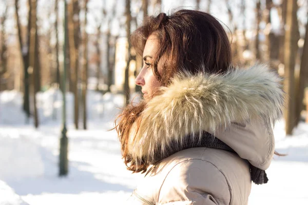 Schoonheid Van Jonge Vrouw Winter Park Koude Winterdag — Stockfoto