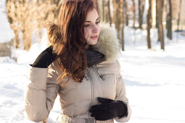 Jovem mulher beleza se divertindo no parque de inverno — Fotografia de Stock