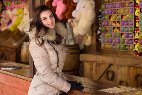 Joven mujer adulta divirtiéndose en parque de invierno — Foto de Stock