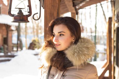 Genç kadın kış Park eğlenmek