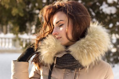 Kadın ve kış portresi. Eğleniyor