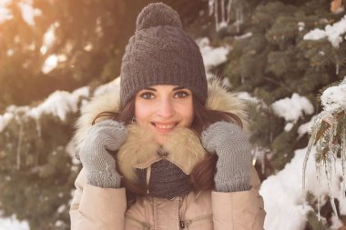 Gülümseyen kız parkta eğleniyor