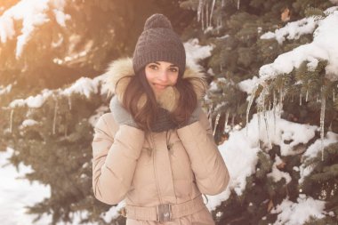 Gülümseyen kız parkta eğleniyor