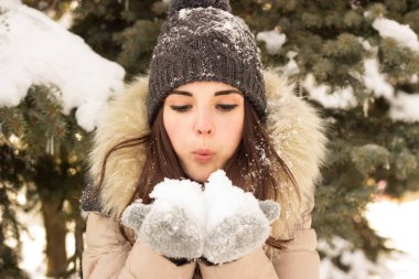 Gülümseyen kız parkta eğleniyor