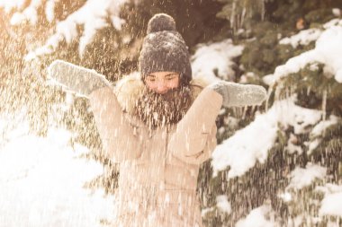 Kar ile oynamak ve eğlenmek genç kadın