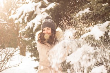 Kar ile oynamak ve eğlenmek genç kadın