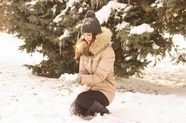 Kar ile oynamak ve eğlenmek genç kadın