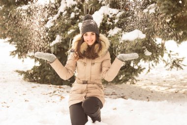 Kar ile oynamak ve eğlenmek genç kadın
