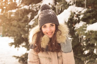 Kar ile oynamak ve eğlenmek genç kadın