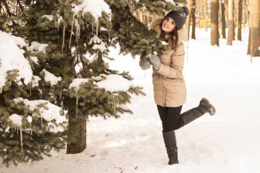 Having fun kış park genç kadında