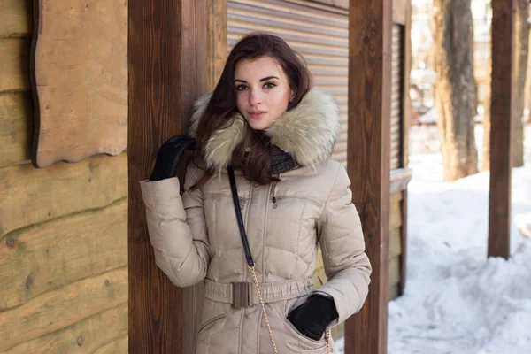 Adolescente donna divertirsi nel parco invernale — Foto Stock