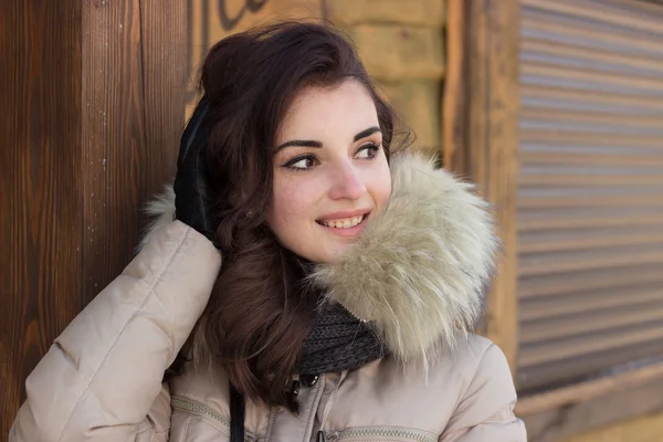 Tiener vrouw plezier in winter park — Stockfoto