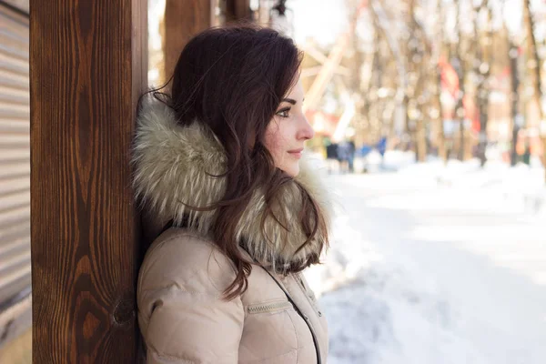 Teen kvinna ha kul i Vinterparken — Stockfoto