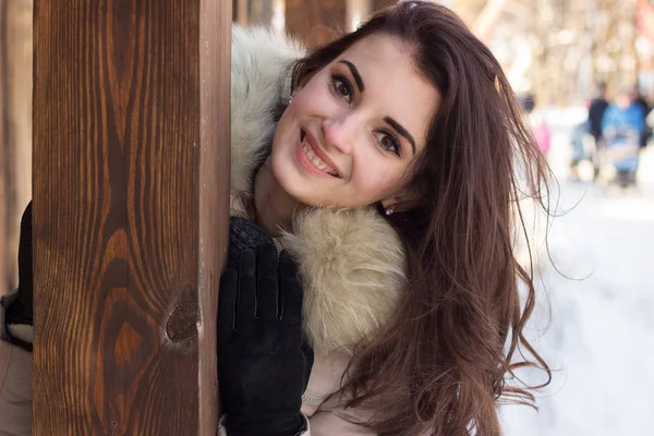 Junge Frau im Winter genießt ihr Leben — Stockfoto