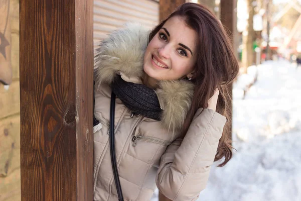 Jonge vrouw in de winter genieten van haar leven — Stockfoto