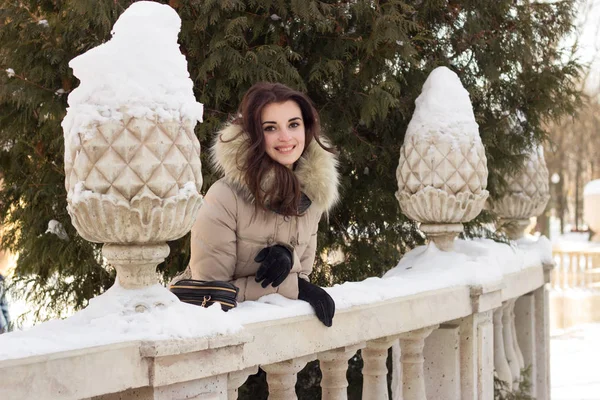 Jeune femme en hiver jouissant de sa vie — Photo