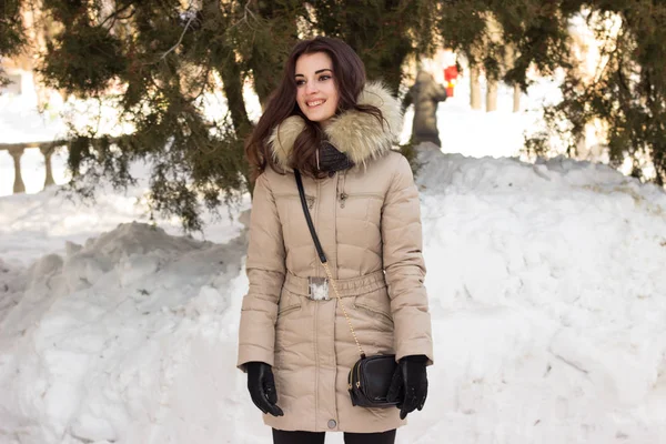 Młoda kobieta w zimie, ciesząc się jej życie — Zdjęcie stockowe