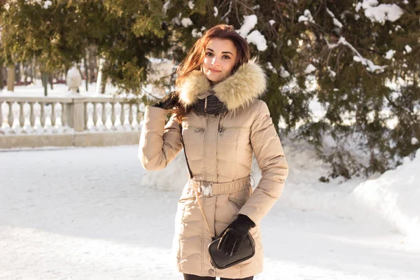 Retrato de mujer e invierno. Se está divirtiendo. —  Fotos de Stock