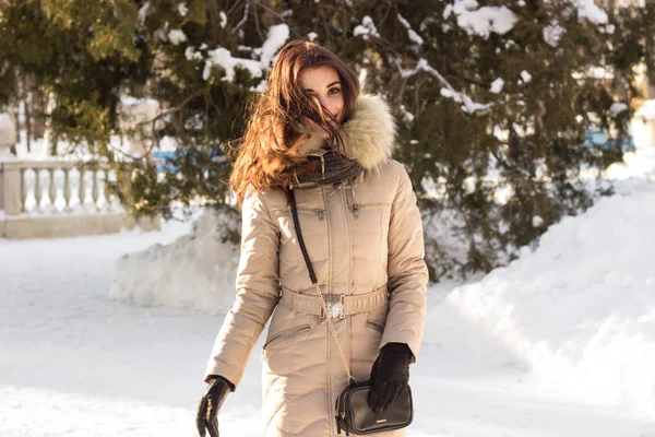 Portré a nő és a tél. Ő van birtoklás móka — Stock Fotó