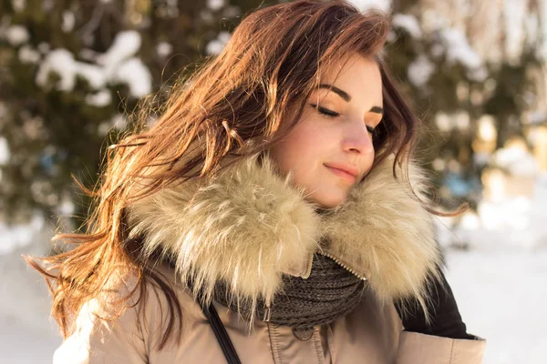 Portré a nő és a tél. Ő van birtoklás móka — Stock Fotó