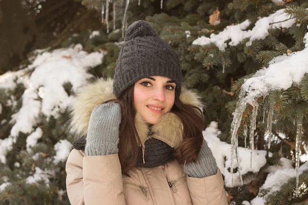 Gülümseyen kız parkta eğleniyor