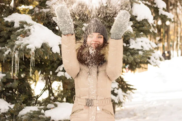 Gülümseyen kız parkta eğleniyor