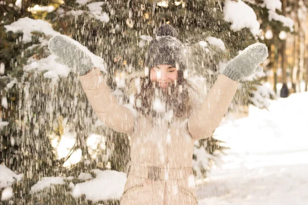 Gülümseyen kız parkta eğleniyor