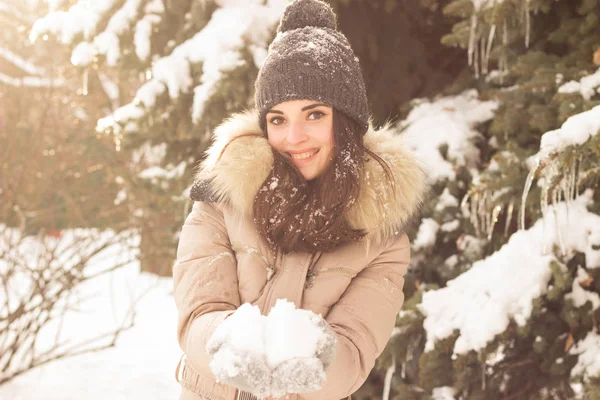 Jonge vrouw met sneeuw spelen en plezier — Stockfoto