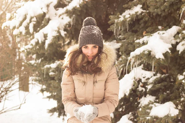 Jovem mulher brincando com neve e se divertindo — Fotografia de Stock