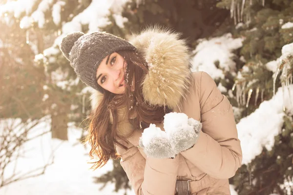 雪で遊んで、楽しんで若い女性 — ストック写真