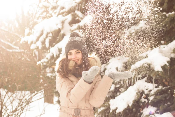 Jovem mulher brincando com neve e se divertindo — Fotografia de Stock