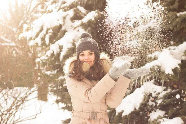 Kar ile oynamak ve eğlenmek genç kadın