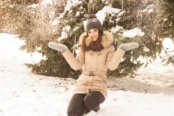 Kar ile oynamak ve eğlenmek genç kadın