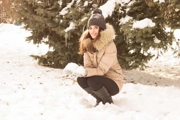 Jovem mulher brincando com neve e se divertindo — Fotografia de Stock