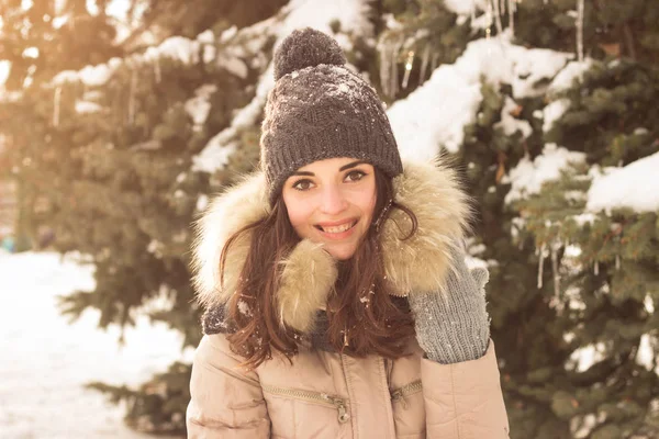 Kar ile oynamak ve eğlenmek genç kadın