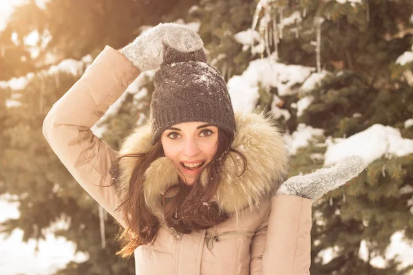 Νεαρή γυναίκα στο χειμερινό πάρκο απολαμβάνουν τη ζωή — Φωτογραφία Αρχείου